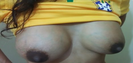 Torcedora gostosa brasileira pelada durante jogo do Brasil