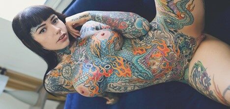 Suicide Girls – Ninfeta tatuada gostosa nua totalmente sexy